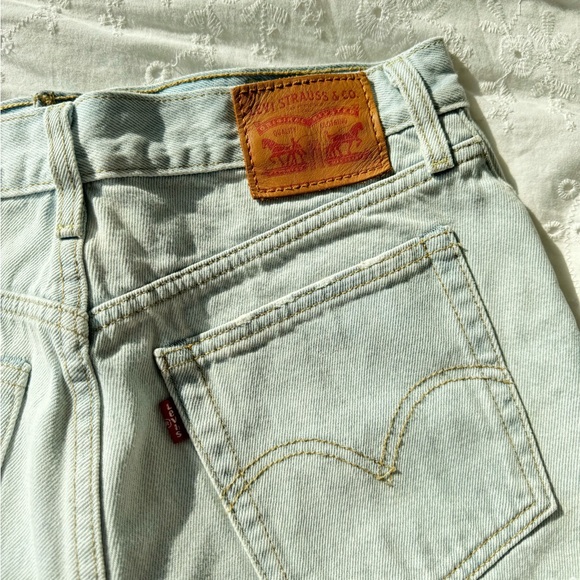 Levi’s Light Wash Denim Shorts (Size 26) - Picture 5 of 5